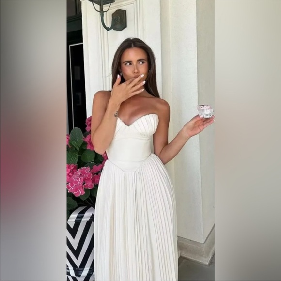 HOUSE OF CB 'Marcella' Ivory Georgette Pleated Maxi Dress NWOT - Picture 2 of 4